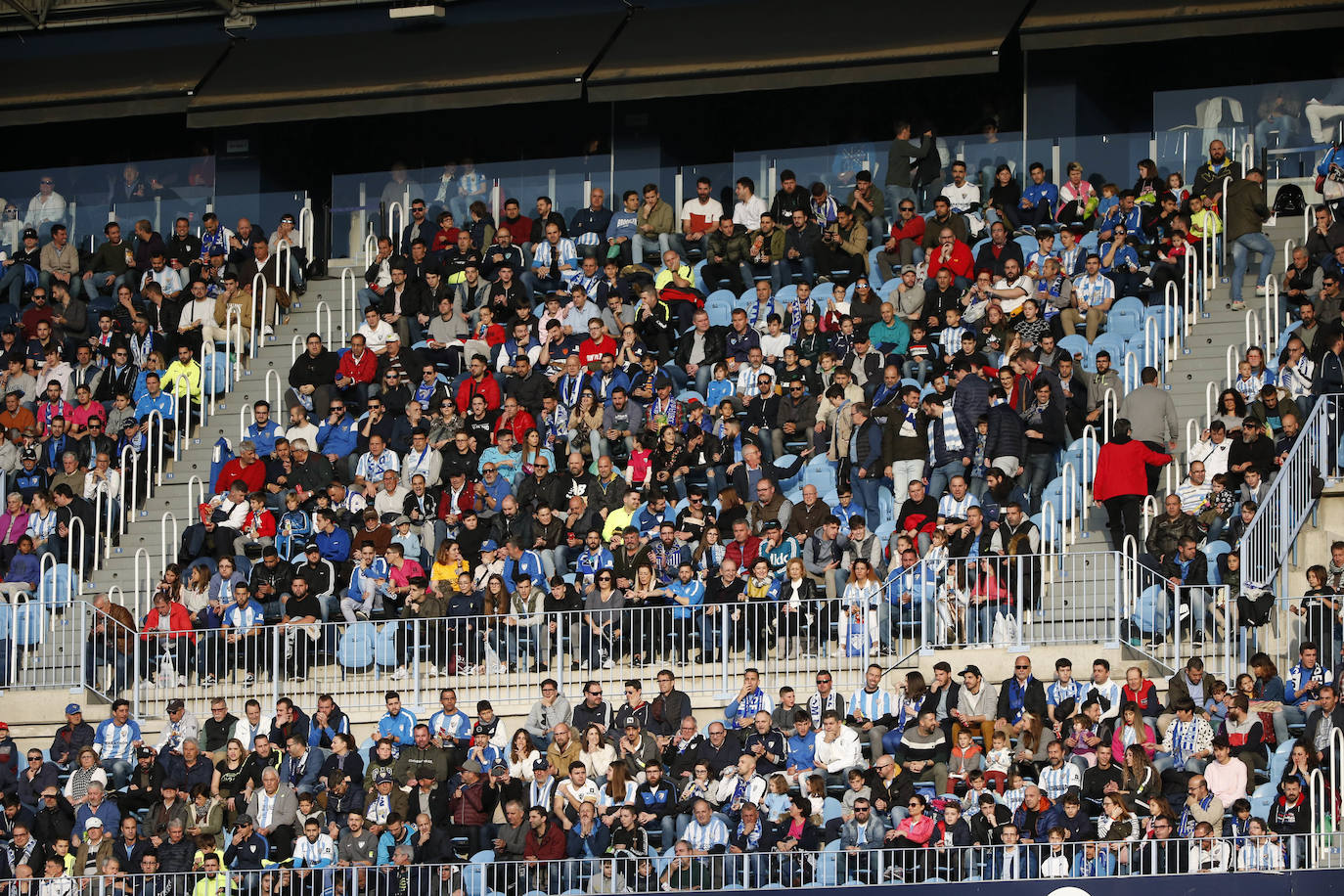 Fotos: ¿Estuviste en el Málaga-Racing? Búscate en las gradas de La Rosaleda
