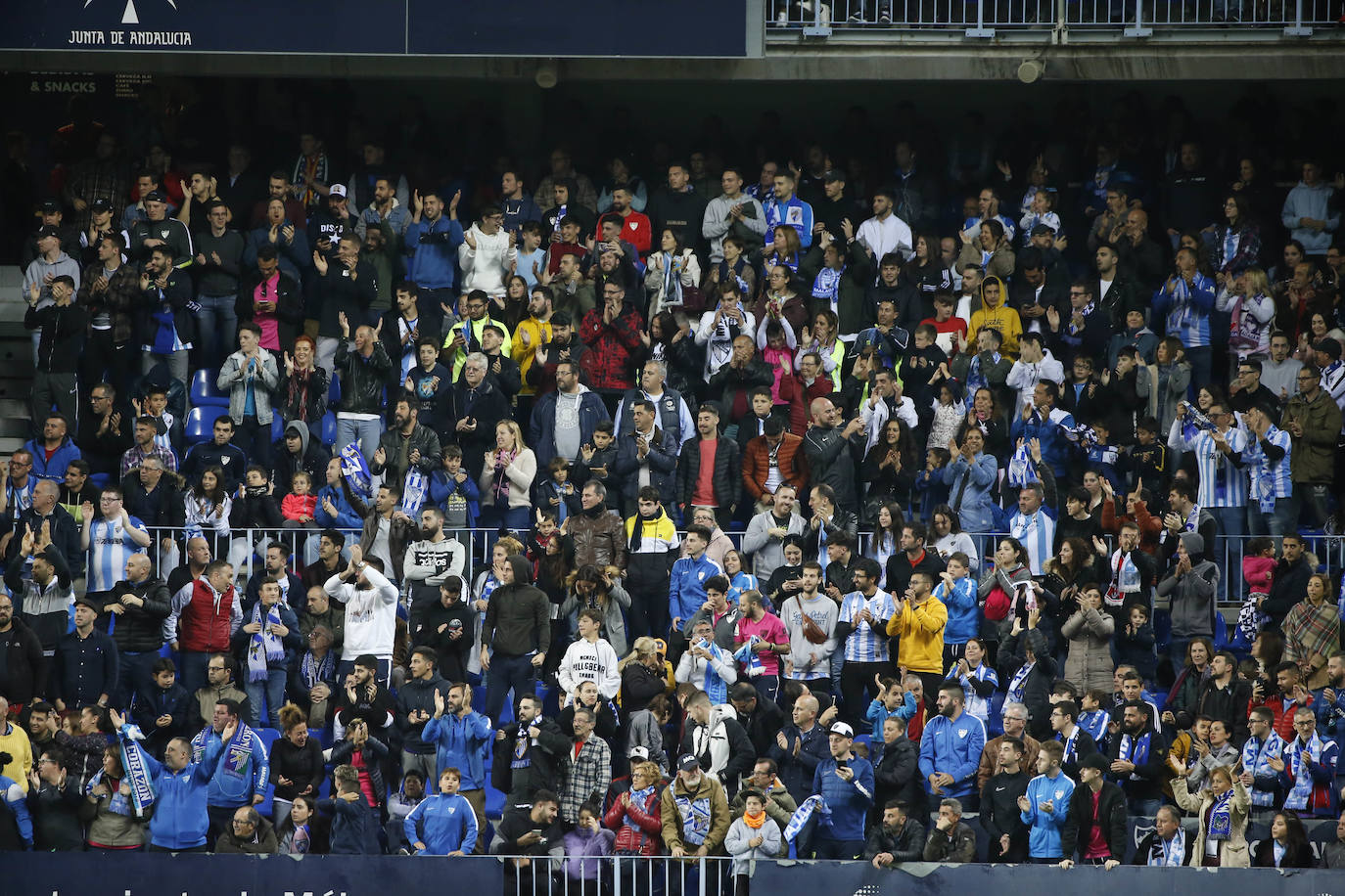 Fotos: ¿Estuviste en el Málaga-Racing? Búscate en las gradas de La Rosaleda