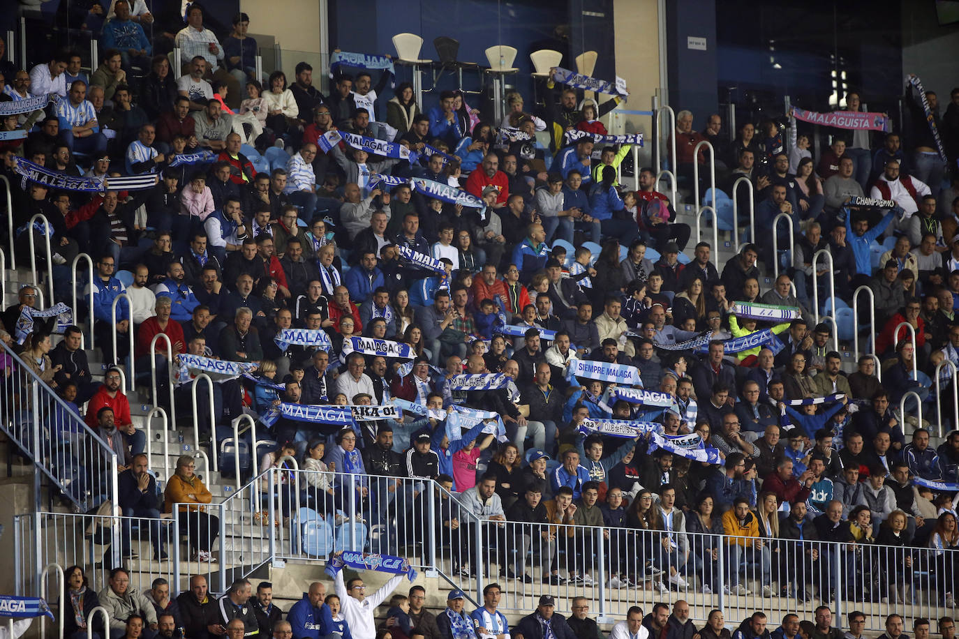 Fotos: ¿Estuviste en el Málaga-Racing? Búscate en las gradas de La Rosaleda