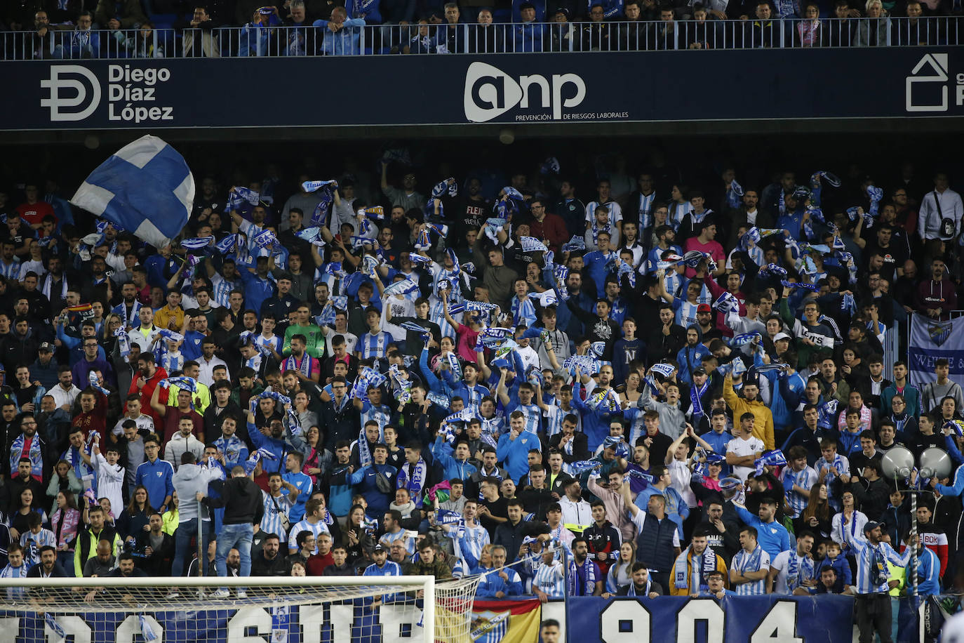 Fotos: ¿Estuviste en el Málaga-Racing? Búscate en las gradas de La Rosaleda