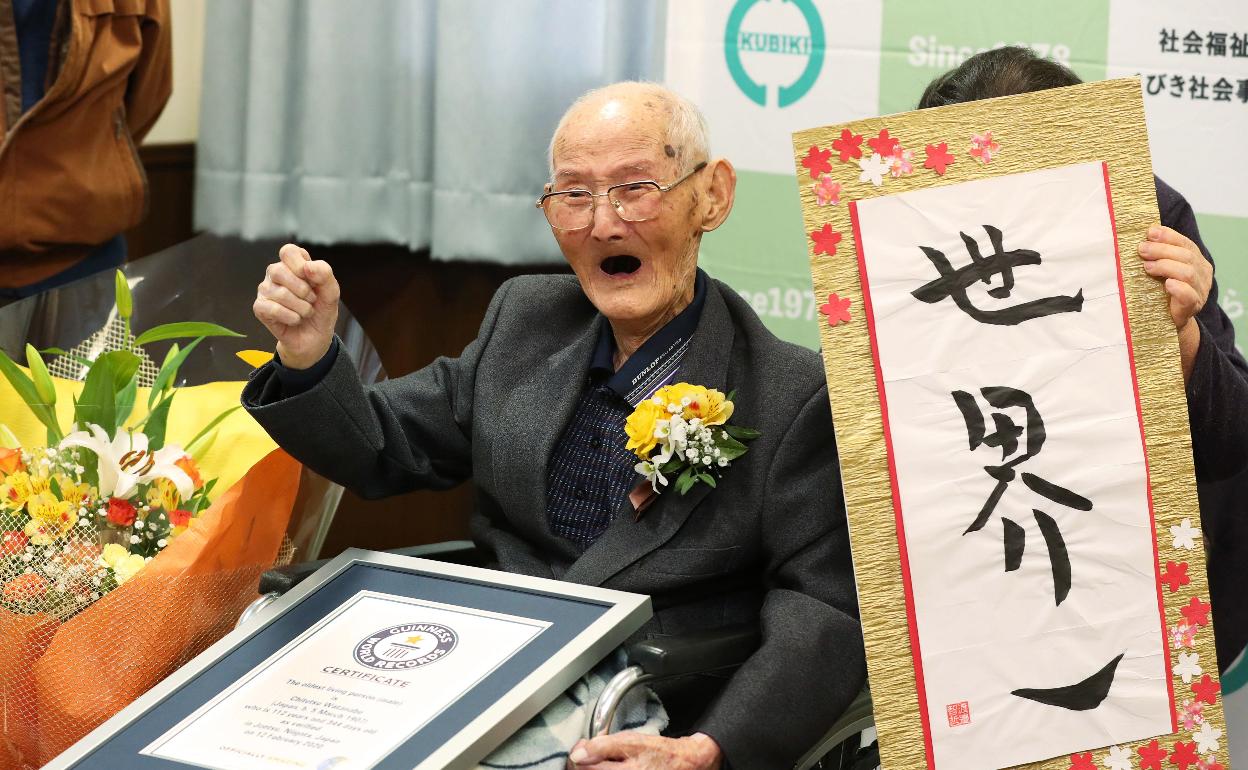 Chitetsu Watanabe el día que recibió el reconocimiento del Guinness. 