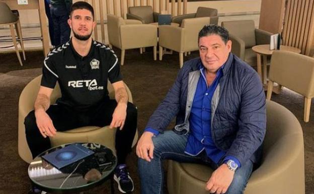 Axel Bouteille y su agente, Misko Raznatovic, en el hotel Meliá Costa del Sol durante la Copa del Rey. 