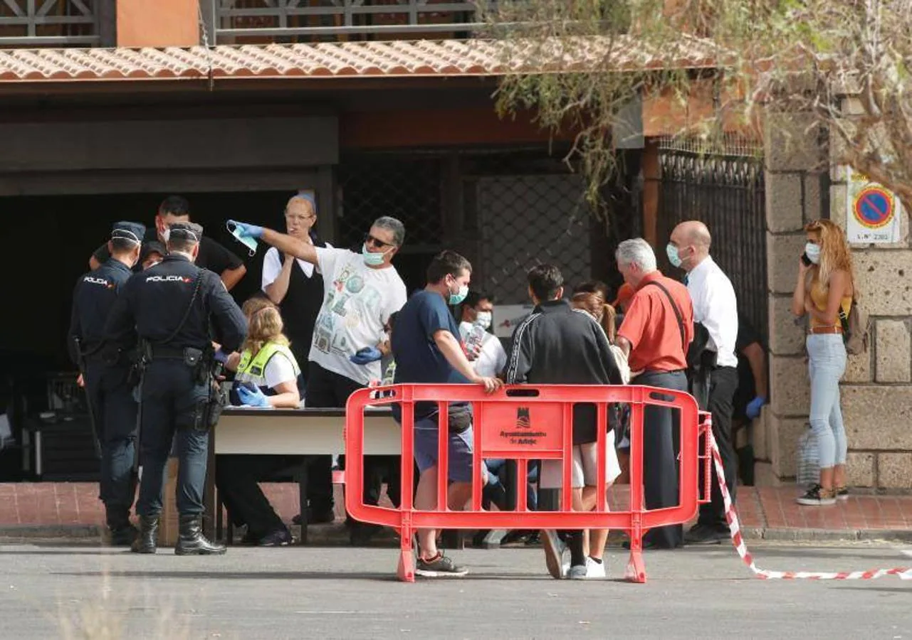 Trabajadores de emergencias descansan en un control de salud fuera del Hotel H10, que está cerrado después de que se confirme el nuevo coronavirus en Adeje, en la isla de Tenerife