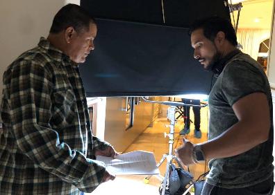 Imagen secundaria 1 - Arriba, Salviche antes de la entrevista con SUR. Abajo, el malagueño, con Raymond Cruz ('Breaking Bad'), en la filmación de 'Nova Vita', y a la derecha, con Pablo Alborán, en los preparativos de vídeo musical 'Tabú'. 