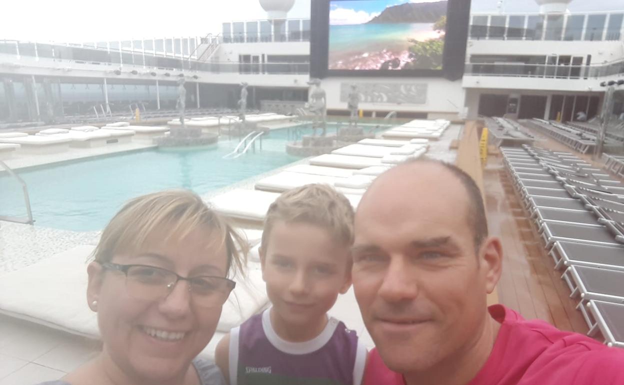 Mari Carmen Cid y Antonio Cortés, con su hijo David, en el crucero en Cozumel. 