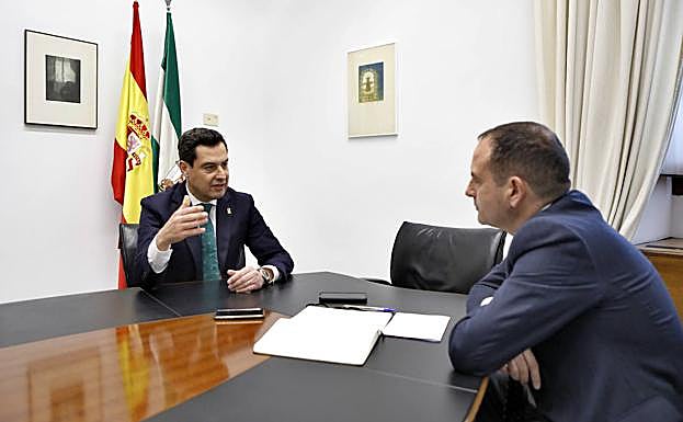 Instante de la entrevista en el Parlamento Andaluz.