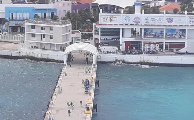 Imagen de la manifestación reclamando que no se deje desembarcar al crucero en Cozumel. 