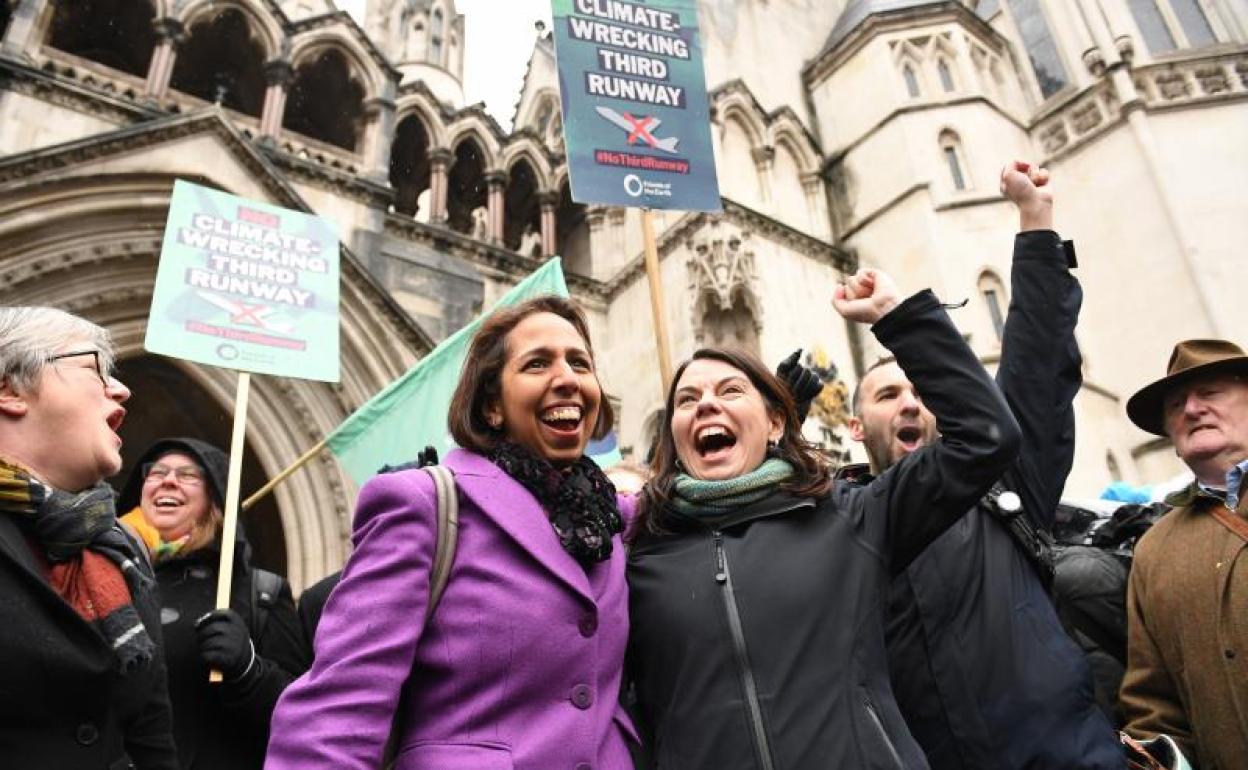 Activistas celebran la decisión del Tribunal de Apelación de Londres 