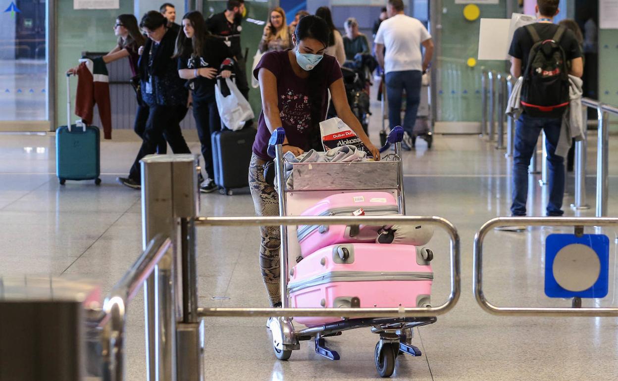 Una viajera, en el aeropuerto de Malaga. 