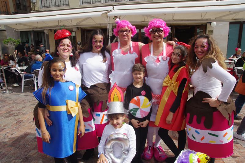 Pasacalles de Dioses, talleres infantiles, concursos de coplas, una gran 'boqueronás' y el tradicional Entierro del Boquerón han puesto el broche de oro a las fiestas de Don Carnal en la capital. 