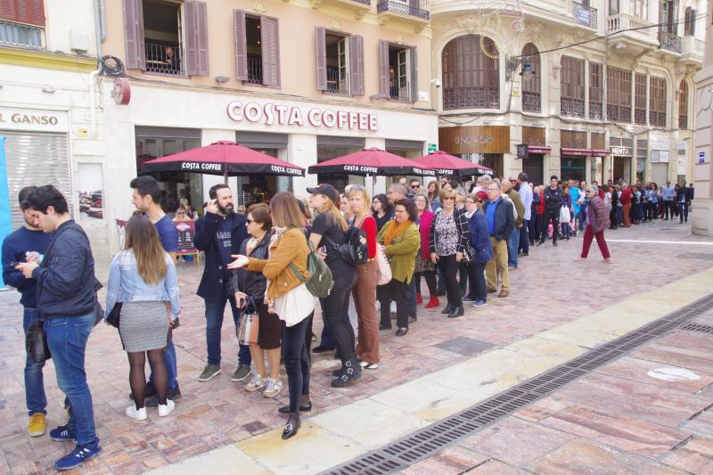 Pasacalles de Dioses, talleres infantiles, concursos de coplas, una gran 'boqueronás' y el tradicional Entierro del Boquerón han puesto el broche de oro a las fiestas de Don Carnal en la capital. 