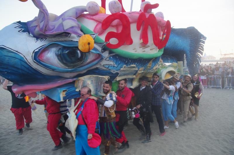 Pasacalles de Dioses, talleres infantiles, concursos de coplas, una gran 'boqueronás' y el tradicional Entierro del Boquerón han puesto el broche de oro a las fiestas de Don Carnal en la capital. 