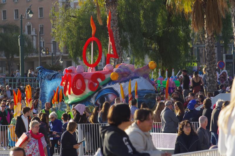 Pasacalles de Dioses, talleres infantiles, concursos de coplas, una gran 'boqueronás' y el tradicional Entierro del Boquerón han puesto el broche de oro a las fiestas de Don Carnal en la capital. 