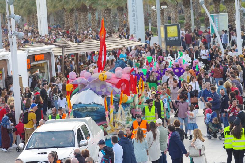 Pasacalles de Dioses, talleres infantiles, concursos de coplas, una gran 'boqueronás' y el tradicional Entierro del Boquerón han puesto el broche de oro a las fiestas de Don Carnal en la capital. 