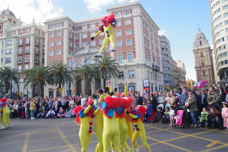 Pasacalles de Dioses, talleres infantiles, concursos de coplas, una gran 'boqueronás' y el tradicional Entierro del Boquerón han puesto el broche de oro a las fiestas de Don Carnal en la capital. 