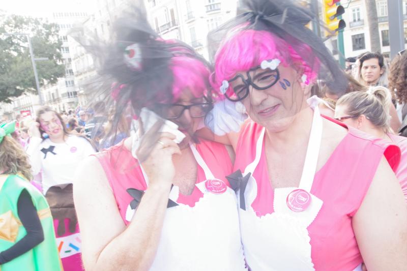 Pasacalles de Dioses, talleres infantiles, concursos de coplas, una gran 'boqueronás' y el tradicional Entierro del Boquerón han puesto el broche de oro a las fiestas de Don Carnal en la capital. 