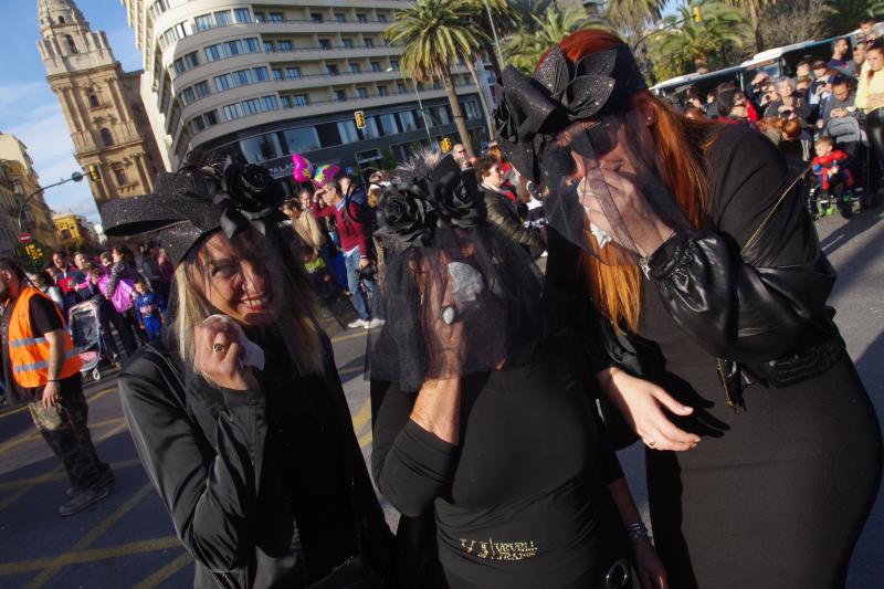 Pasacalles de Dioses, talleres infantiles, concursos de coplas, una gran 'boqueronás' y el tradicional Entierro del Boquerón han puesto el broche de oro a las fiestas de Don Carnal en la capital. 