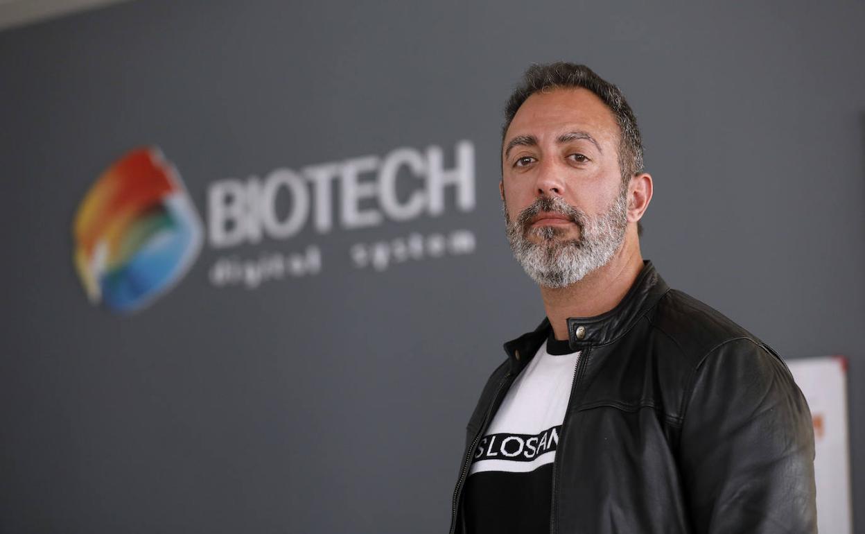 Fran Conde, fundador y gerente de 3DBiotech, en la sede cordobesa de la empresa. 