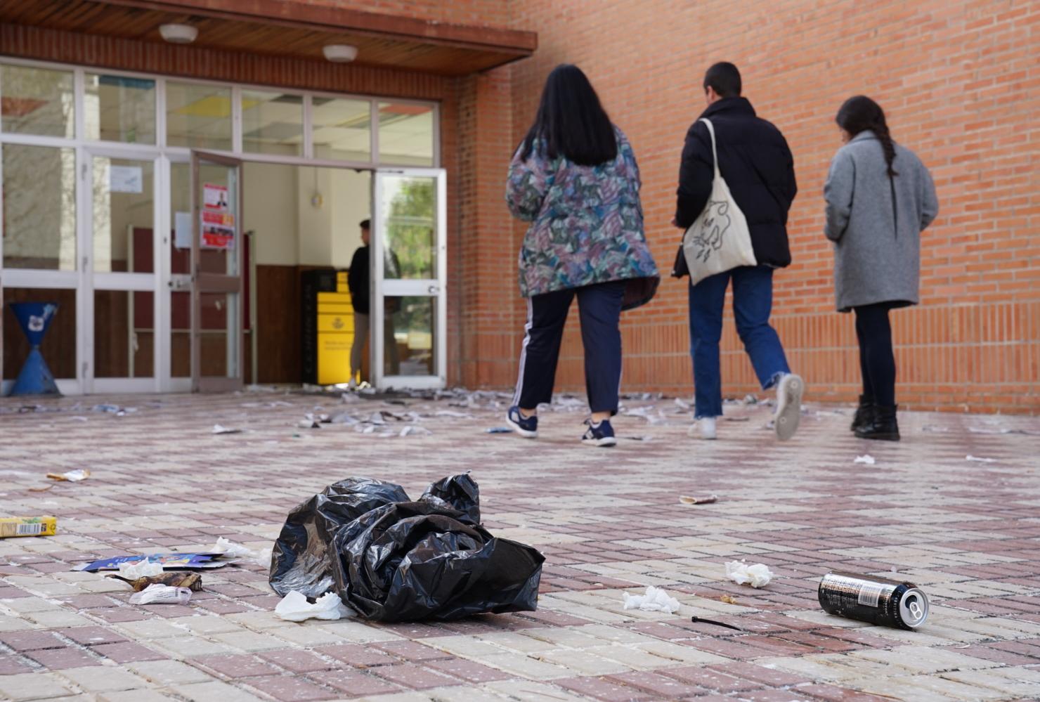 Los sindicatos han convocado un paro indefinido y reclaman que se equiparen las condiciones laborales de los trabajadores en las tres empresas que prestan el servicio