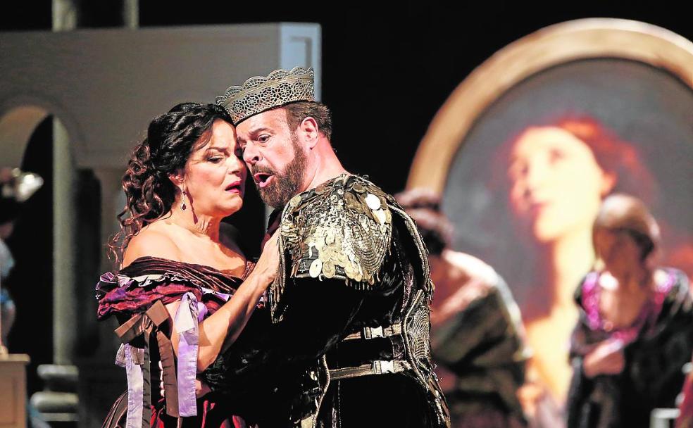 Nancy Fabiola Herrera y Carlos Álvarez durante el ensayo general de 'La favorita'. 