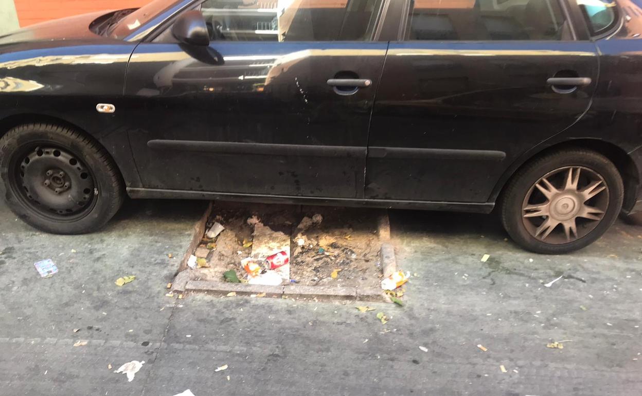 Coches aparcados sobre alcorques sin árboles