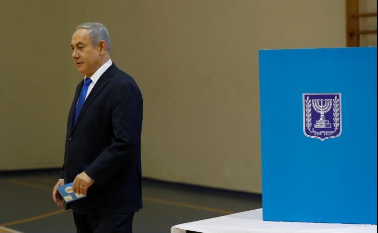 Benjamín Netanyahu ejerce su derecho al voto.