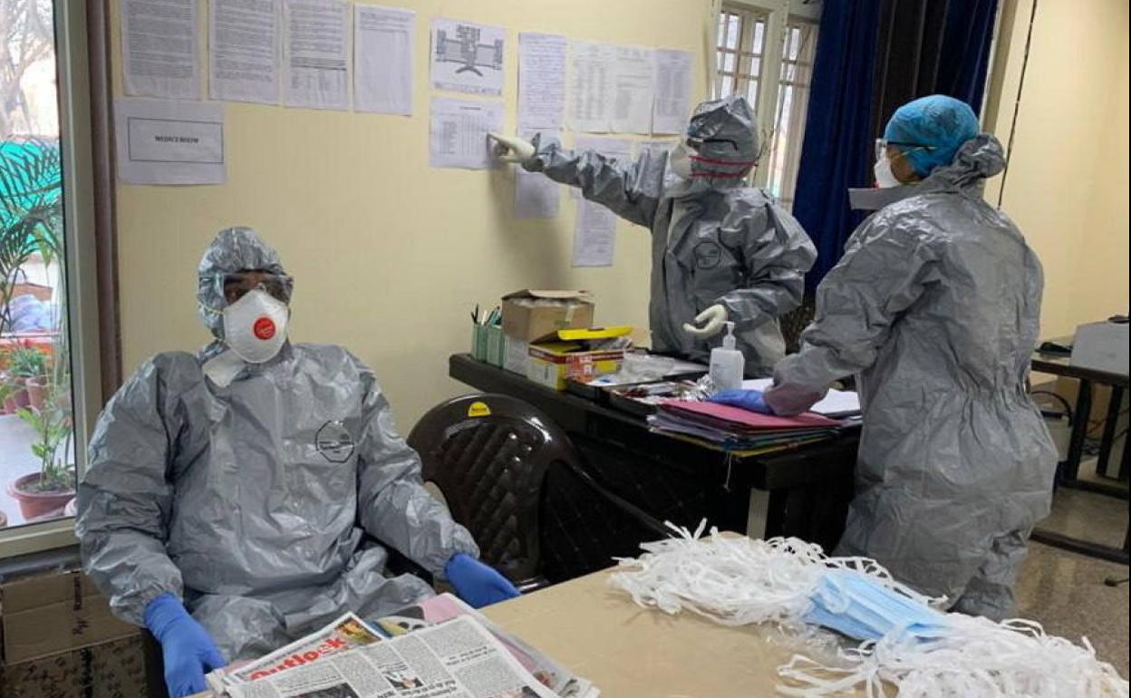 Los sanitarios que estén en contacto con pacientes con coronavirus deben llevar equipos que los protejan. 