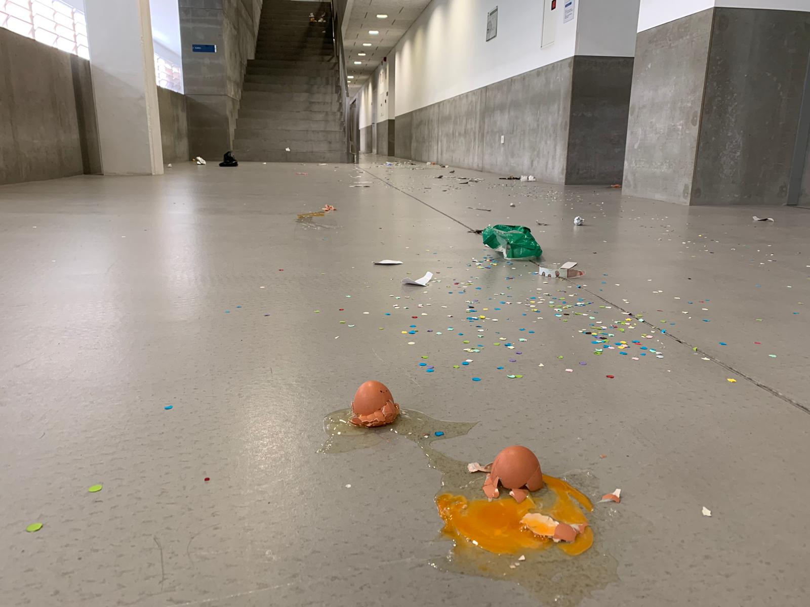 Basura acumulada en aulas y pasillos en el segundo día de huelga de limpieza de la UMA.