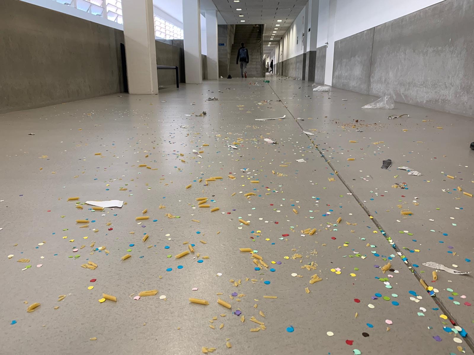 Basura acumulada en aulas y pasillos en el segundo día de huelga de limpieza de la UMA.