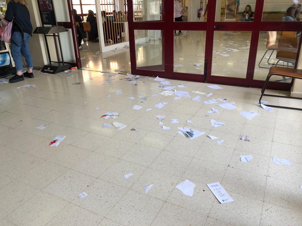 Basura acumulada en aulas y pasillos en el segundo día de huelga de limpieza de la UMA. Facultad de Comunicación y Turismo