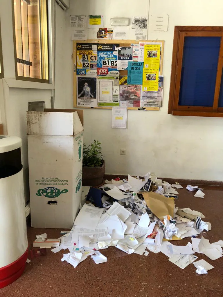 Basura acumulada en aulas y pasillos en el segundo día de huelga de limpieza de la UMA. Facultad de Filosofía y Letras.