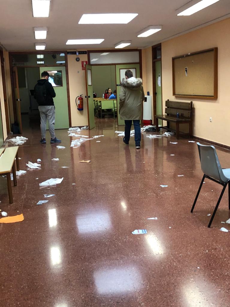 Basura acumulada en aulas y pasillos en el segundo día de huelga de limpieza de la UMA. Facultad de Filosofía y Letras.