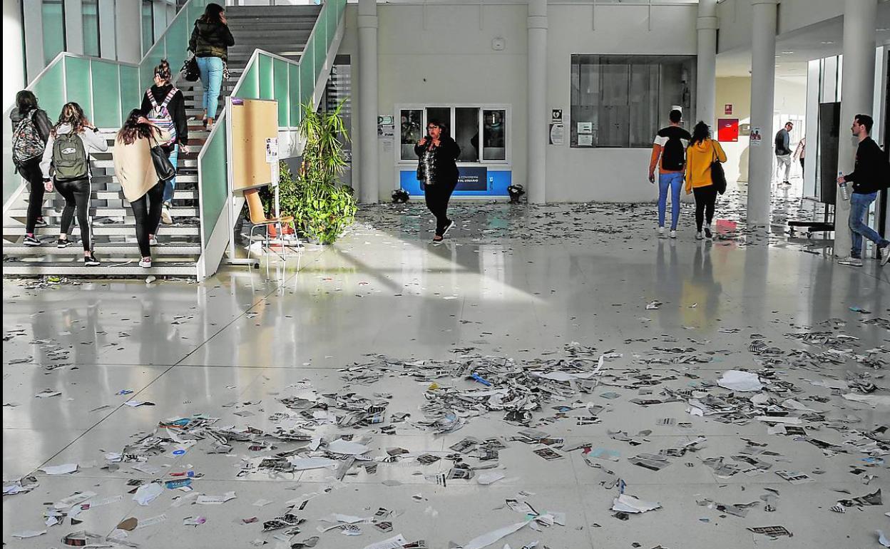 Vestíbulo de la Facultad de Ciencias de la Salud, ayer por la mañana. 