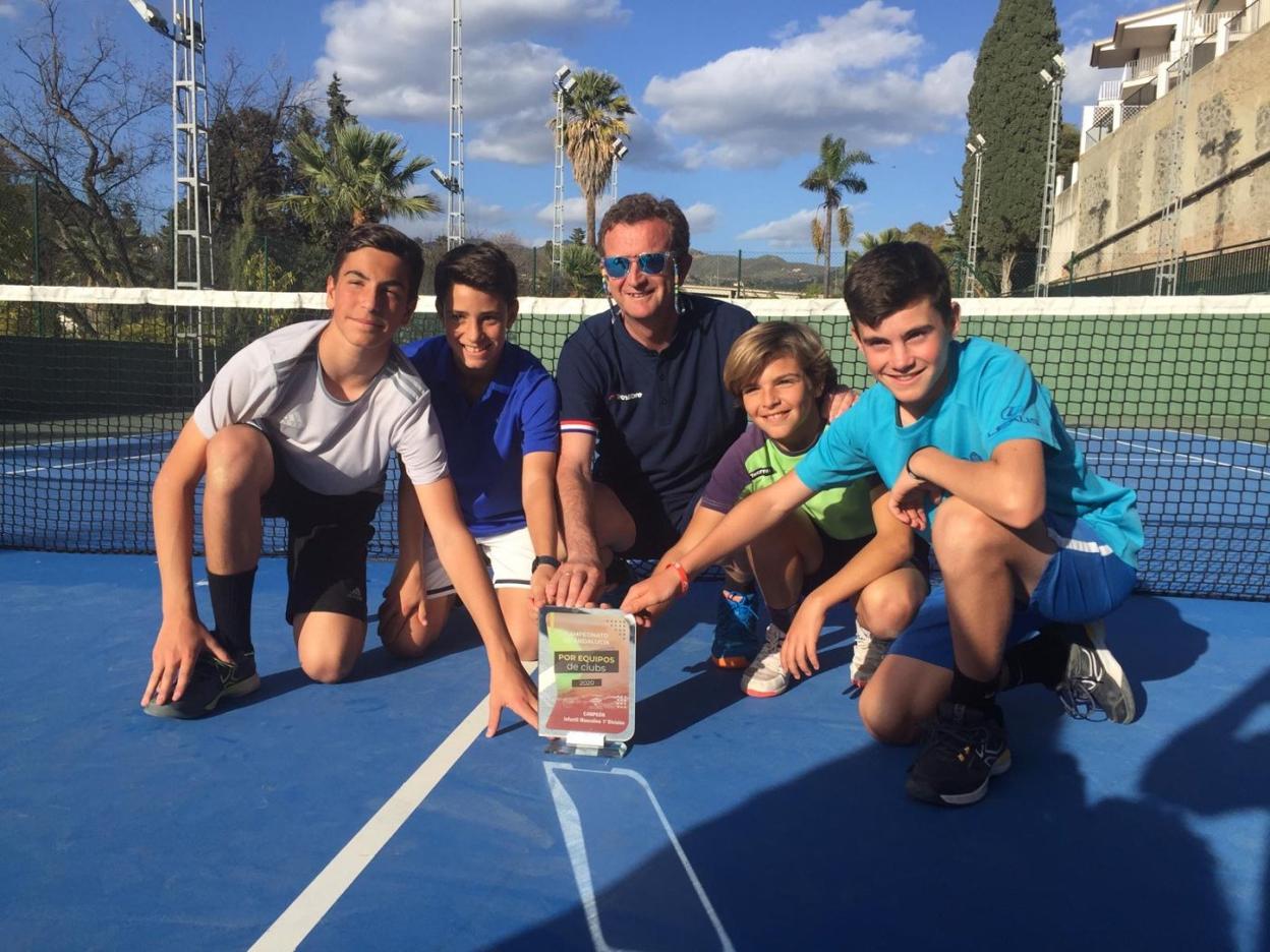 Los jugadores de El Candado, con el técnico Jose Roses. sur