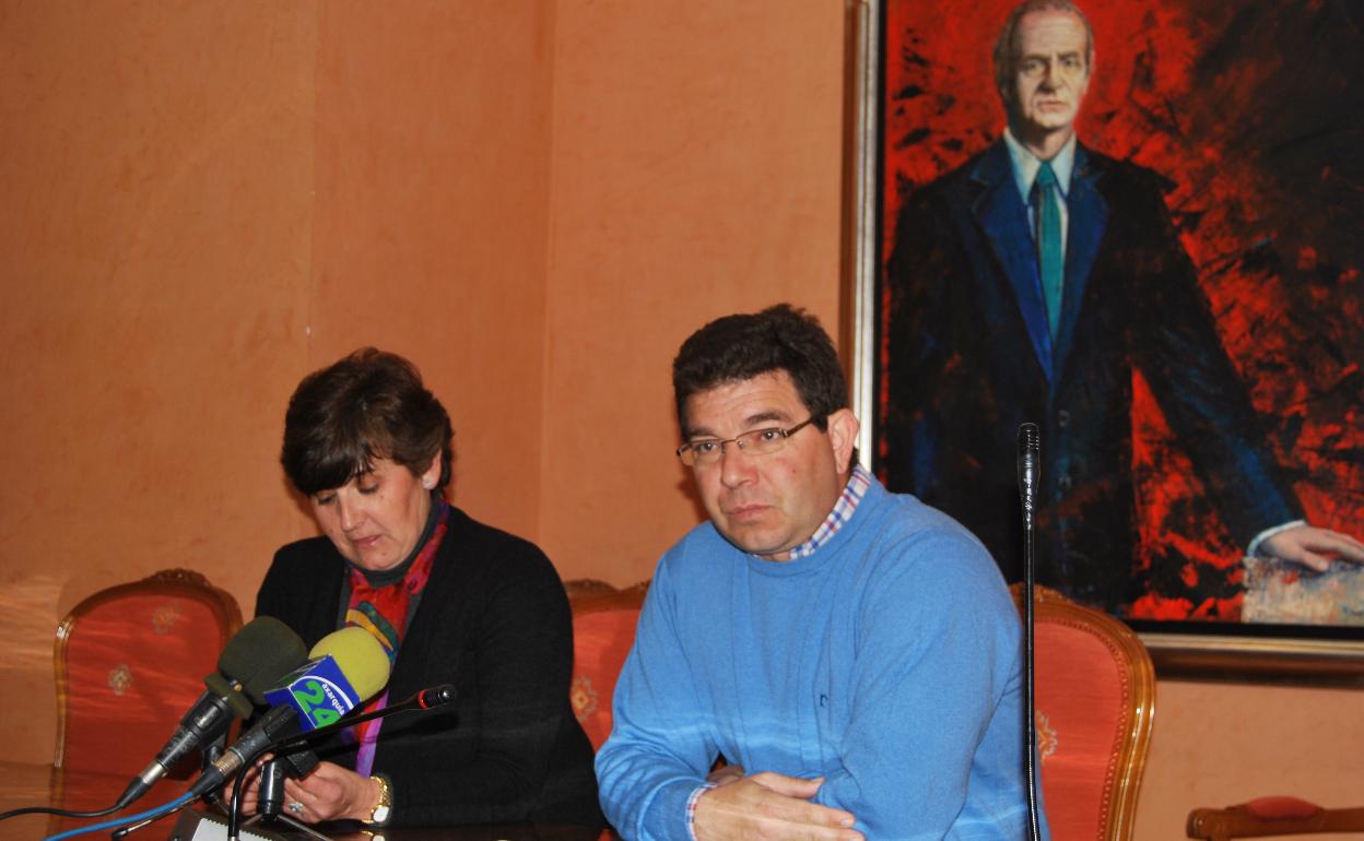 Manuel Martín, junto a la que fuera alcaldesa de Torrox, Toñi Claros, entre 2007 y 2011, en una imagen de archivo. 