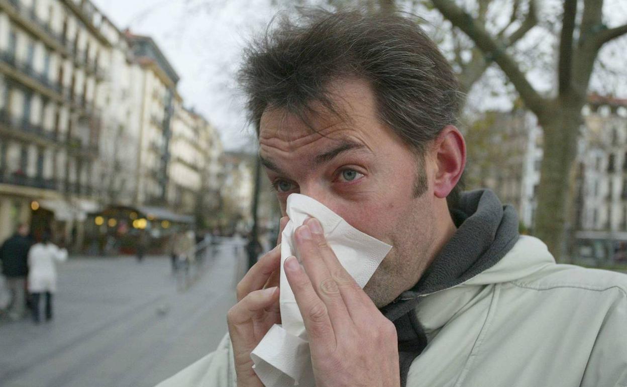 La gripe se transmite por las gotas que se expulsan al estornudar y toser. 