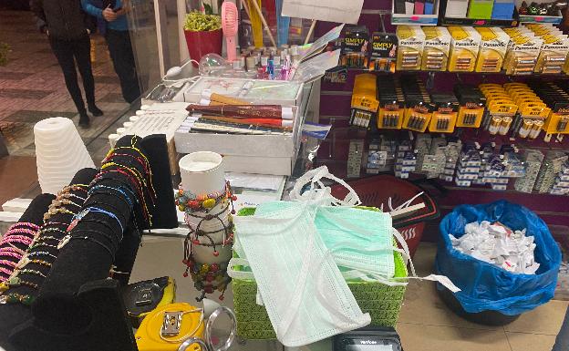 Imagen de las mascarillas que regalan en el comercio chino de Nerja. 
