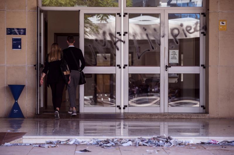 Basura acumulada en aulas y pasillos en el tercer día de huelga de limpieza de la UMA.