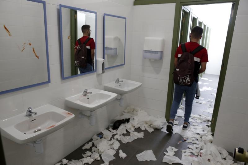 Basura acumulada en aulas y pasillos en el tercer día de huelga de limpieza de la UMA.