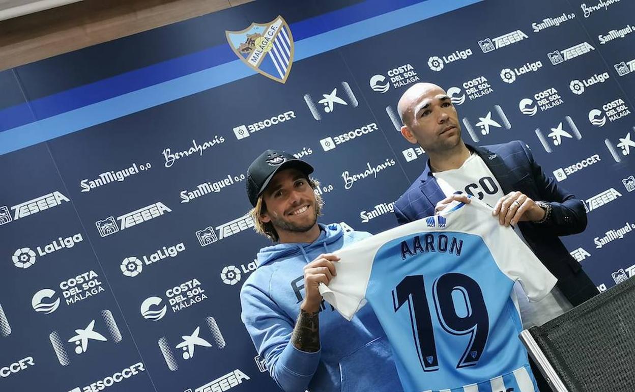 Aarón Ñíguez, este mediodía sonriente junto al director deportivo, Manolo. 
