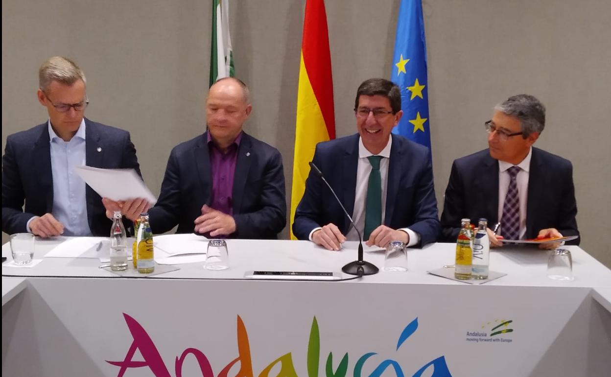 Un momento de la firma del acuerdo en Berlín para que DRR celebre su congreso en Torremolinos
