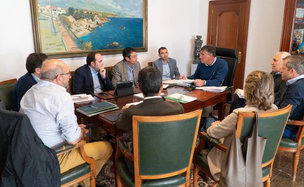 Imagen de la reunión celebrada en el Ayuntamiento nerjeño. 