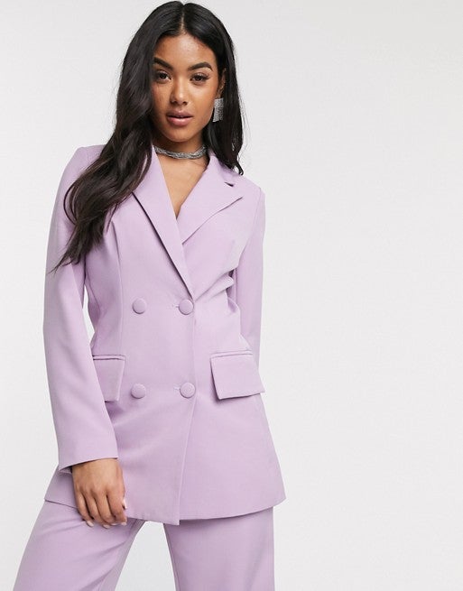 Otra propuesta de americana, en este caso de doble abotonadura. De Asos: está rebajada a 55,99 euros.