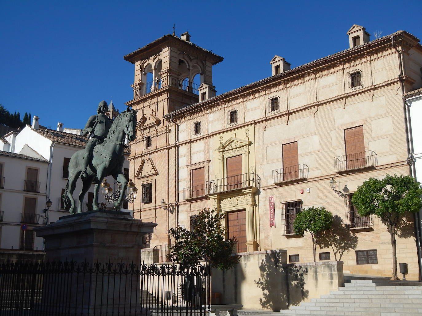 3. Museos. Antequera cuenta con una importante red de museos en su calles y en otros puntos de su término municipal. Entre ellos, sobre especialmente el de la Ciudad de Antequera (MVCA), donde se encuentra una de las piezas arqueológicas de mayor valor de la época romana en Andalucía, El Efebo de Antequera. Este espacio cultural tiene su origen en un museo arqueológico de principios del siglo pasado que hoy cuenta también con importantes colecciones de arte. No muy lejos de allí, en la Casa de los Colarte, se encuentra el Museo de Arte de la Diputación, con un importante patrimonio pictórico. Por otra parte, en Antequera no faltan las colecciones y museos que giran en torno al rico patrimonio de origen religioso heredado de los últimos siglos: De la Beata Madre Carmen, de Santa Eufemia, de las Carmelitas Descalzas o de Nuestra Señora del Socorro. La ciudad de Antequera cuenta también con otras colecciones temáticas que guardan relación directa con su pasado, como el Museo del Aceite de DCOOP, o la exposición permanente sobre el importante pasado de la industria textil en Antequera, que se encuentra a un paso de la Puerta de Málaga. Otros museos que se pueden encontrar en su casco urbano son el del Trompo, el Taurino o el de la Legión. 