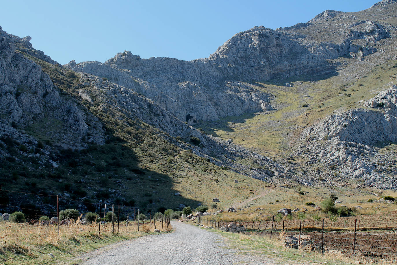 9. Actividades y ocio en la naturaleza. Por la variedad de su territorio, Antequera es una ciudad con mucho camino por hacer. De hecho, cuenta con varias rutas de senderismo importantes que pasan por allí, como algunas etapas del Camino Mozárabe o el GR7-E4 (Gran recorrido europeo entre Tarifa y Atenas). También tiene itinerarios propios y puestos en valor en los últimos años, como los que hay en el Torcal de Antequera y su entorno, en la sierra de las Cabras o el antes mencionado sendero de las Arquillas, que lleva desde la ciudad hasta el antiguo Convento de la Magdalena, hoy convertido en lujoso hotel de cinco estrellas, el de la Escaleruela, que bordea el Torcal por un camino sorprendente, o el que lleva desde la Fuente de la Yedra hasta el Nacimiento de la Villa, entre otros. Además de estas opciones, en Antequera hay muchas posibilidades para disfrutar con el turismo activo, desde observaciones astronómicas en el paraje natural del Torcal hasta espeleología o escalada. Los amantes de la naturaleza no sólo podrán disfrutar con la biodiversidad de enclaves como El Torcal o la sierra de las Cabras sino también con atractivos como Lobo Park, un espacio temático en el que se pueden ver ejemplares de varias razas de este animal salvaje.