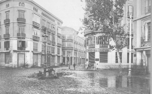 Imagen principal - Arriba, fotografía tomada en 1907 de la entrada a la calle Larios desde la Acera de La Marina tras las inundaciones. Abajo, a la izquierda, la calle en el año 1925. Al lado, una imagen de la construcción de los edificios 