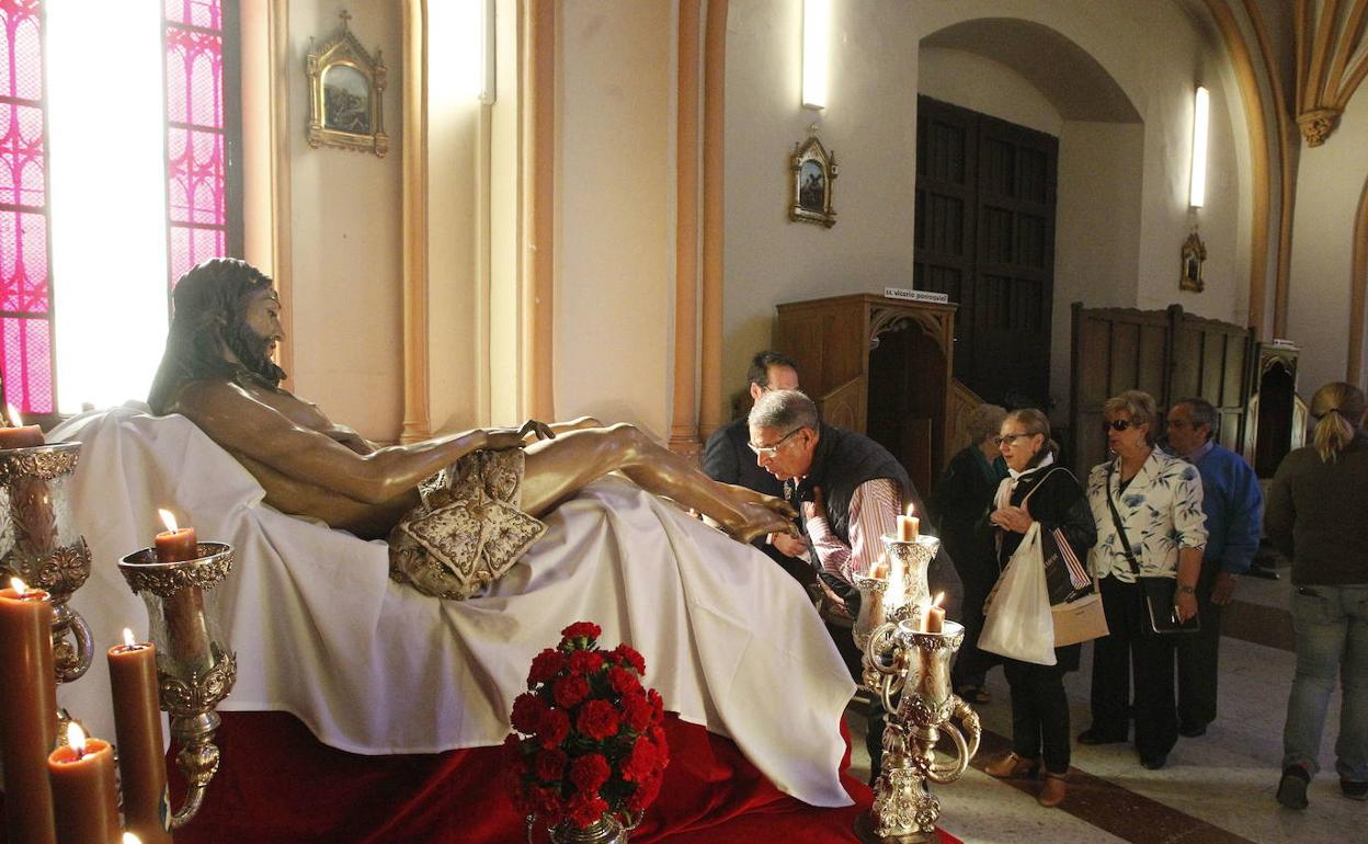 Besapiés a la imagen del Cristo del Santo Traslado. 