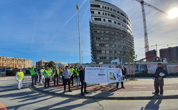 Los trabajadores también han protestado ante la obra. 