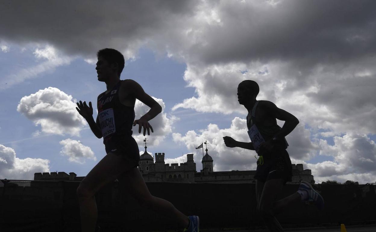 Atletas participando en un maratón. 