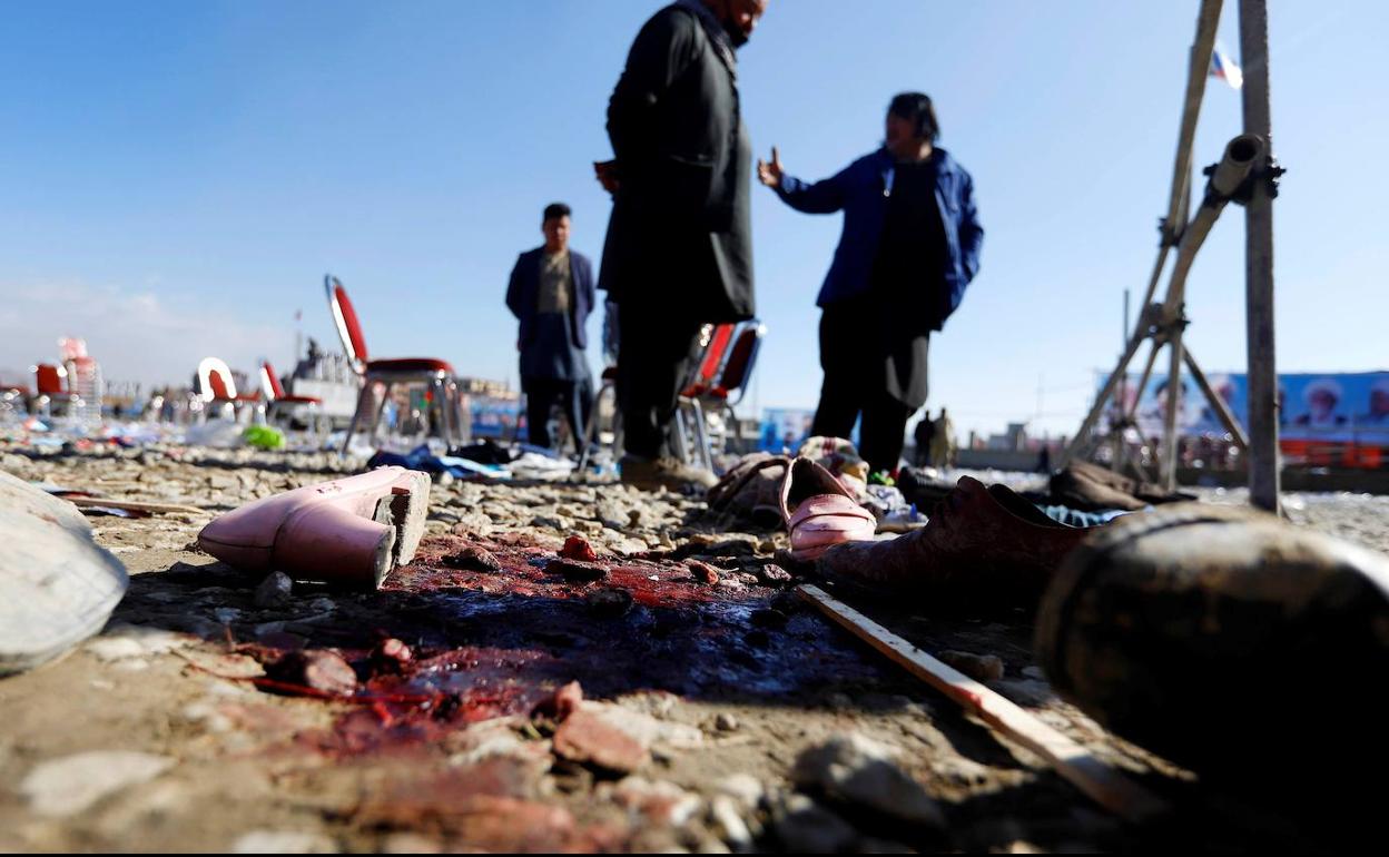 Restos de un atentado ocurrido el pasado sábado en la capital afgana, Kabul, que acabó con la vida de 34 personas.